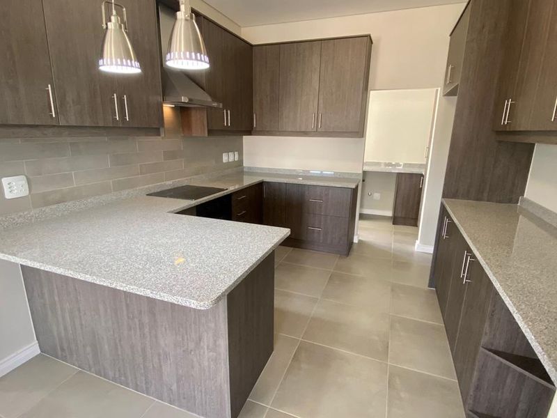 Spacious three bedroom house with double garage - Photo 5