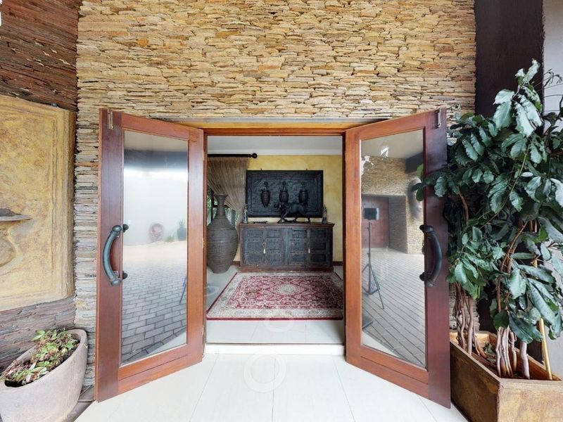 OFF-THE-GRID MASTERPIECE IN SOUGHT AFTER SILVER LAKES - COMMANDING PRESENCE WITH EFFORTLESS LIVING - Photo 4