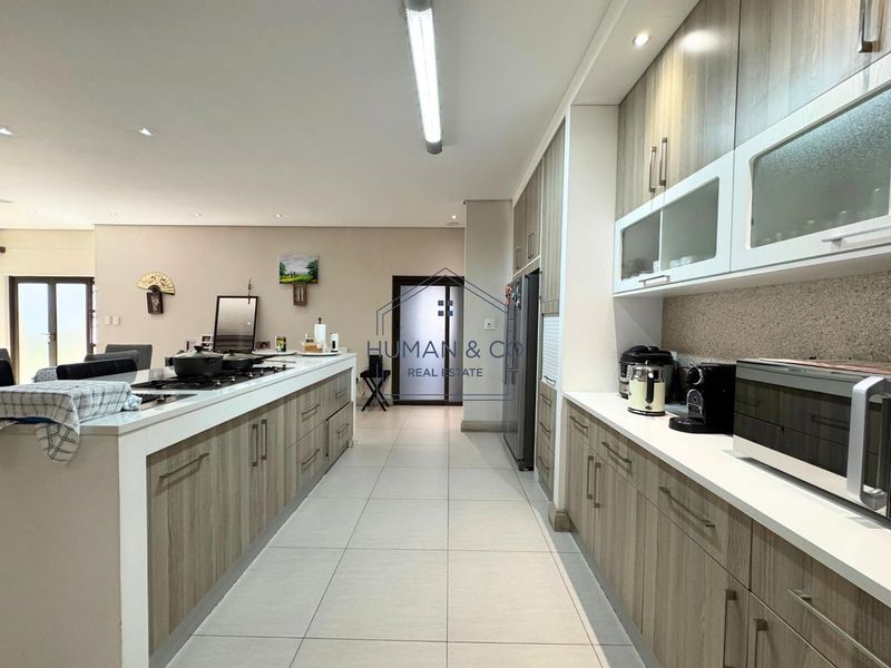 Stunning Modern 5-Bedroom Home in Fairway Estate - Photo 9