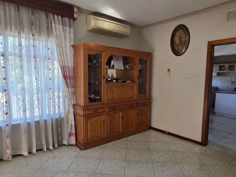 Spacious 5-Bedroom Family Home or Office Space To Let in Bluff Shared Property - Photo 10