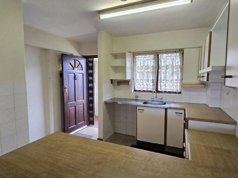 UNIQUIE (94 SQM) (1ST FLOOR FLAT) WITH 2 LOUNGES, OPEN BALCONY &amp; GARAGE. - Photo 6