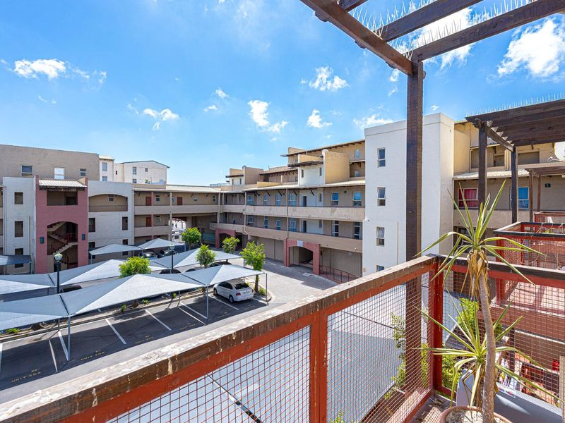 Entertain in Style: Luxurious Penthouse with Rooftop Retreat - Photo 6