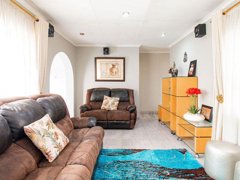 Cozy 4 Bedroom House For Sale. - Photo 7