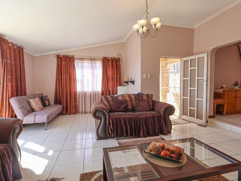 Elevated 3 Bedroom Duplex with Endless Potential – Montford, Chatsworth - Photo 9