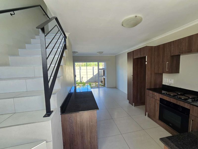 Cosy 2-Bedroom Duplex Apartment in the Beautiful The Oaks Complex - Photo 3