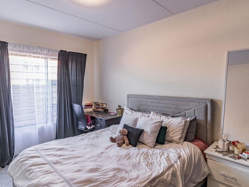 2 bedroom Ground Floor Apartment in a Secure Estate - Photo 9