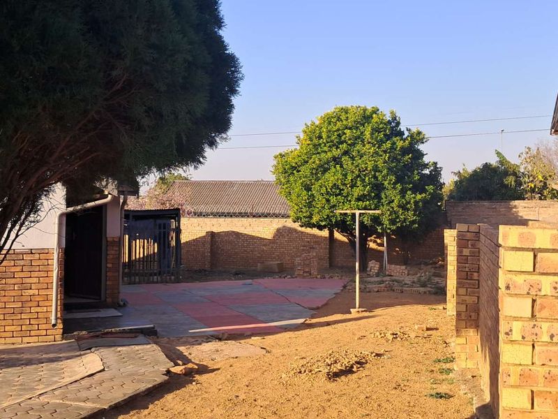 IMMACULATE HOME - Photo 8