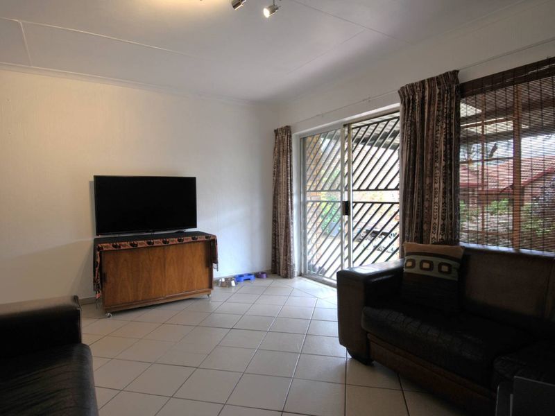 Family Home in Boomed-Highveld - Photo 10