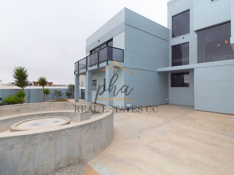 Triple-Storey Masterpiece - Photo 2
