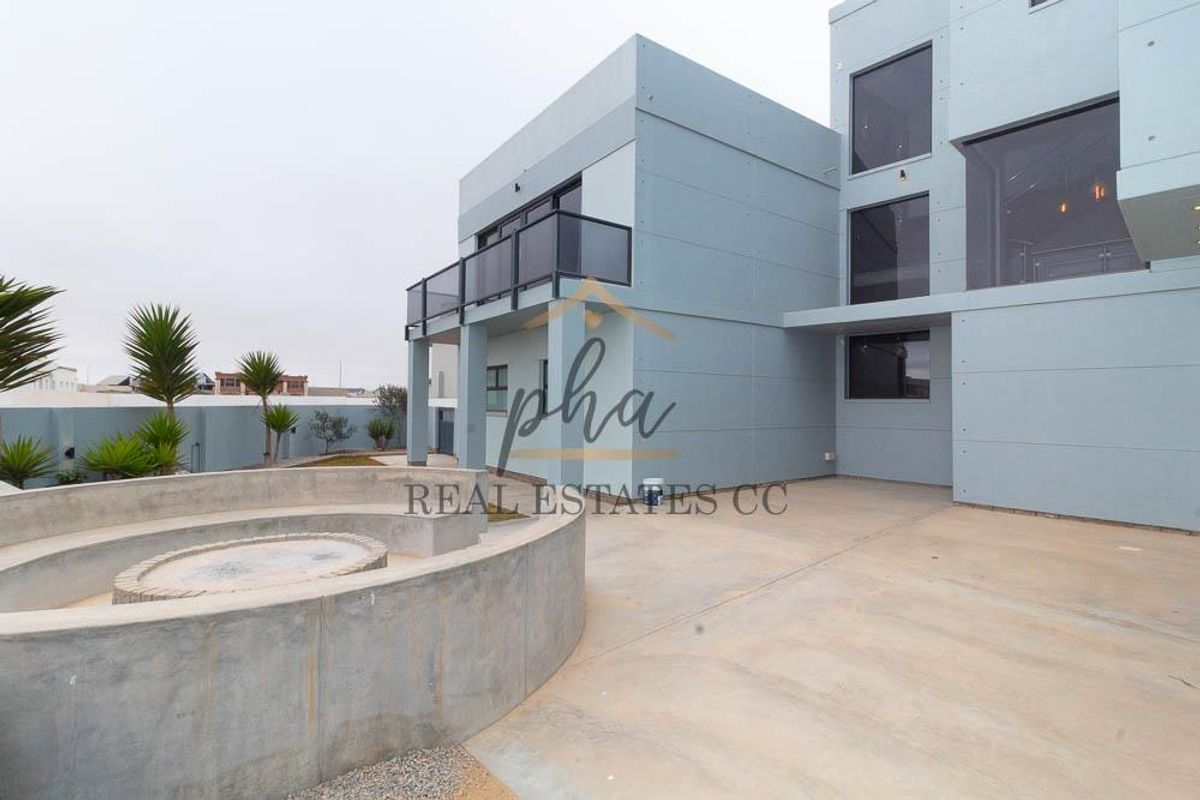 Triple-Storey Masterpiece - Photo 2