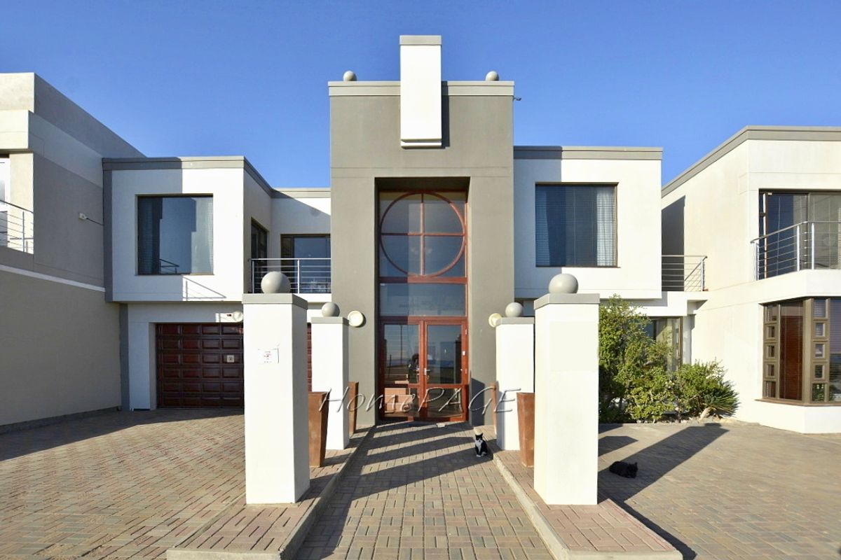 Lagoon, Walvis Bay:  9 Bedroom Home Opposite Lagoon is for Sale - Photo 3