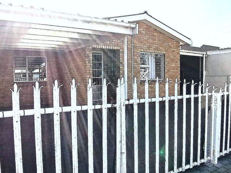 Prime location in Silvertown. - Photo 1
