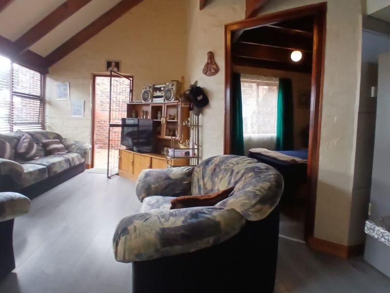 Sectional Title Facebrick Duplex Townhouse in quiet complex - Photo 9