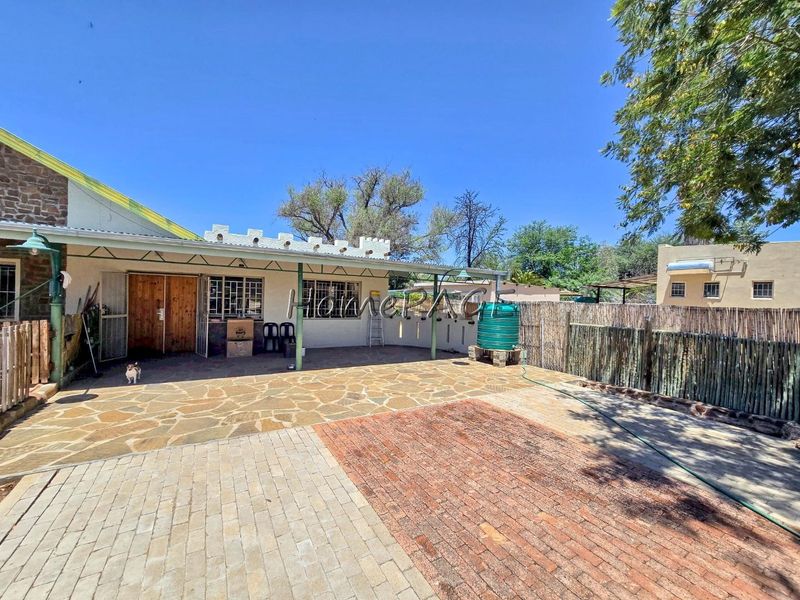 Omaruru:  3 Bedr Home with 4 x 2 Bedroom Flats for Sale - Photo 4