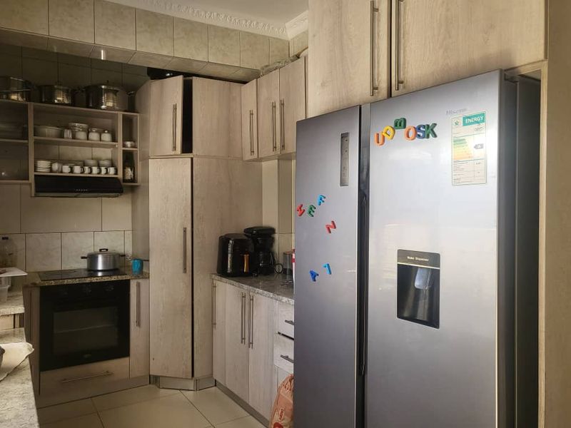 DOUBLE-STOREY HOUSE FOR RENT IN CIMBEBASIA - Photo 8