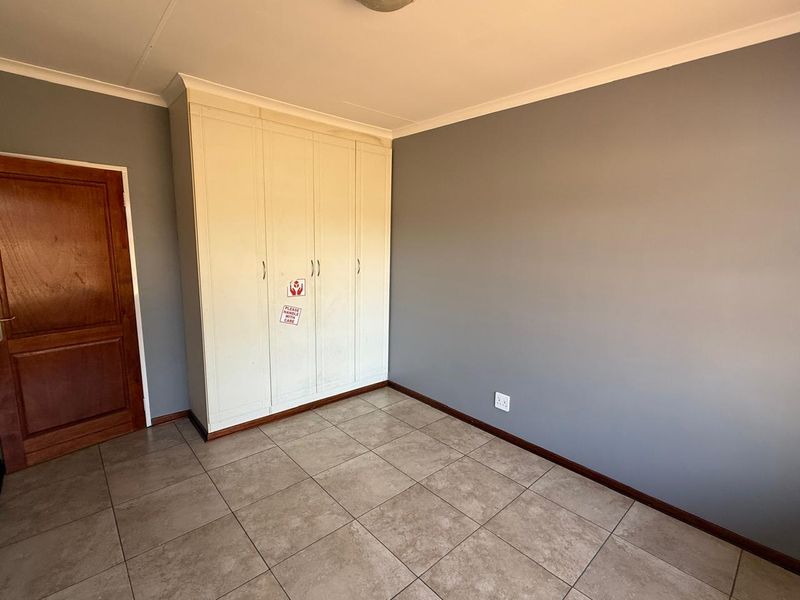 Spacious 4-Bedroom Family Home to rent in tranquil Rynfield AH - Photo 9