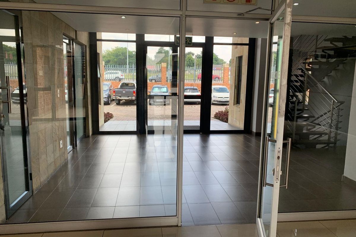 472m2 Paulshof Office To Let - Photo 4