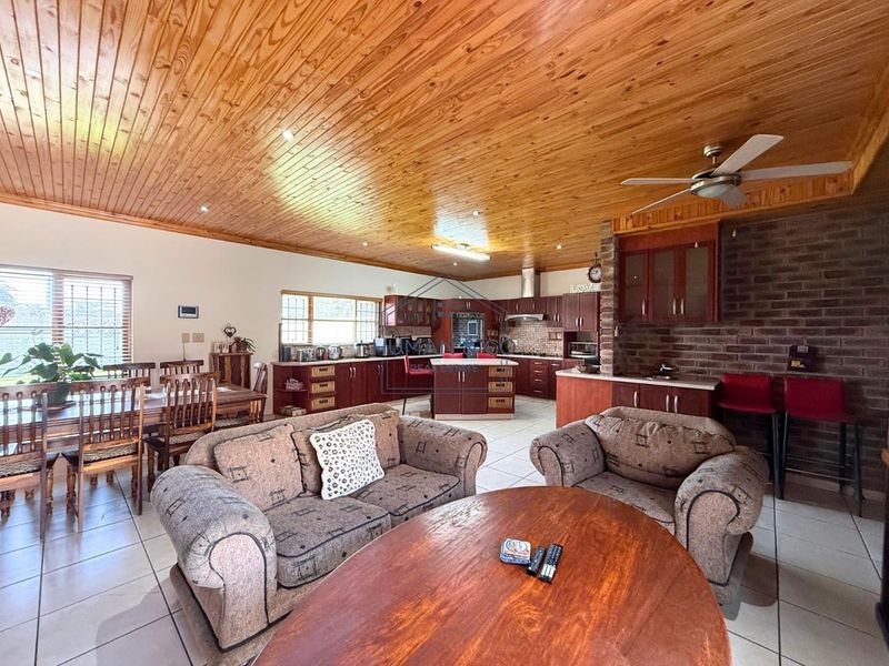 Spacious 5-Bedroom Home with 2 Bedroom Flat in town center! - Photo 7