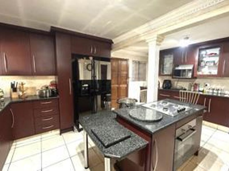 Spacious Three-Bedroom Home with Modern Amenities in Mayberry Park, Alberton - Photo 5