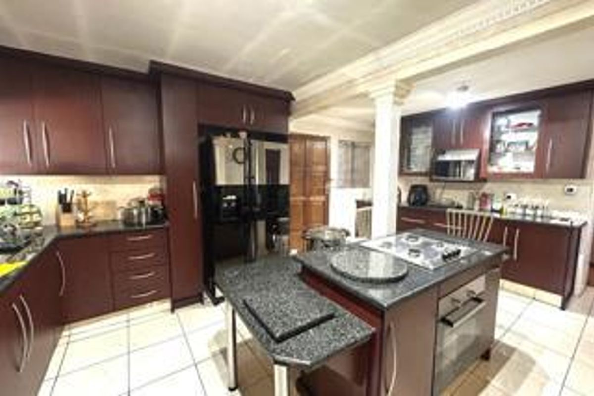 Spacious Three-Bedroom Home with Modern Amenities in Mayberry Park, Alberton - Photo 5