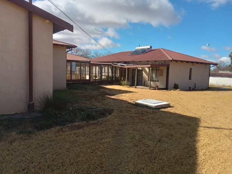 Extensive Multi-Unit Property with Full Facilities – Ideal for Investment or Specialized Use - Photo 7