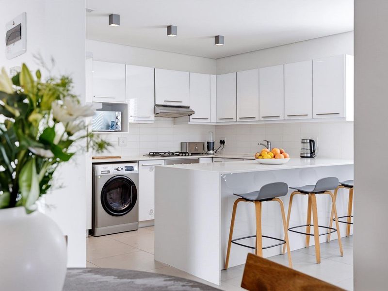 High-End Turnkey Airbnb Investment in One of Cape Town's Most Sought-After Neighbourhoods - Photo 2