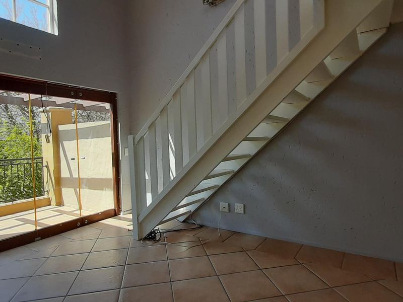 Spacious 2 bed, 1 bath loft apartment available in Lonehill - Photo 7