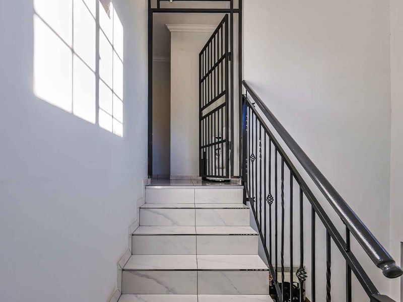 Modern living in the Heart of Waterkloof. - Photo 4