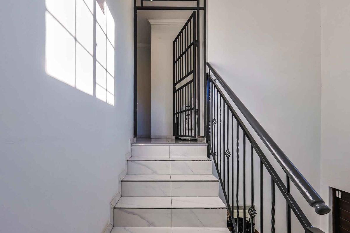 Modern living in the Heart of Waterkloof. - Photo 4
