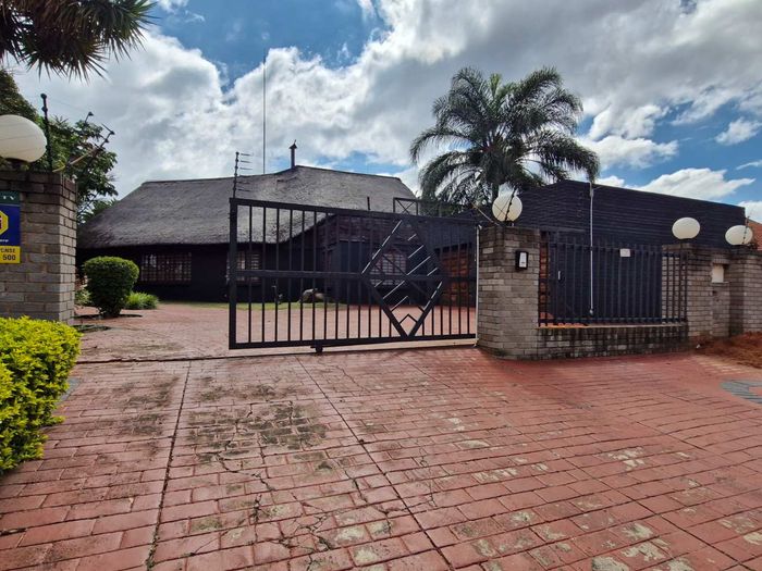 Property #2488172, House For Sale in Karenpark