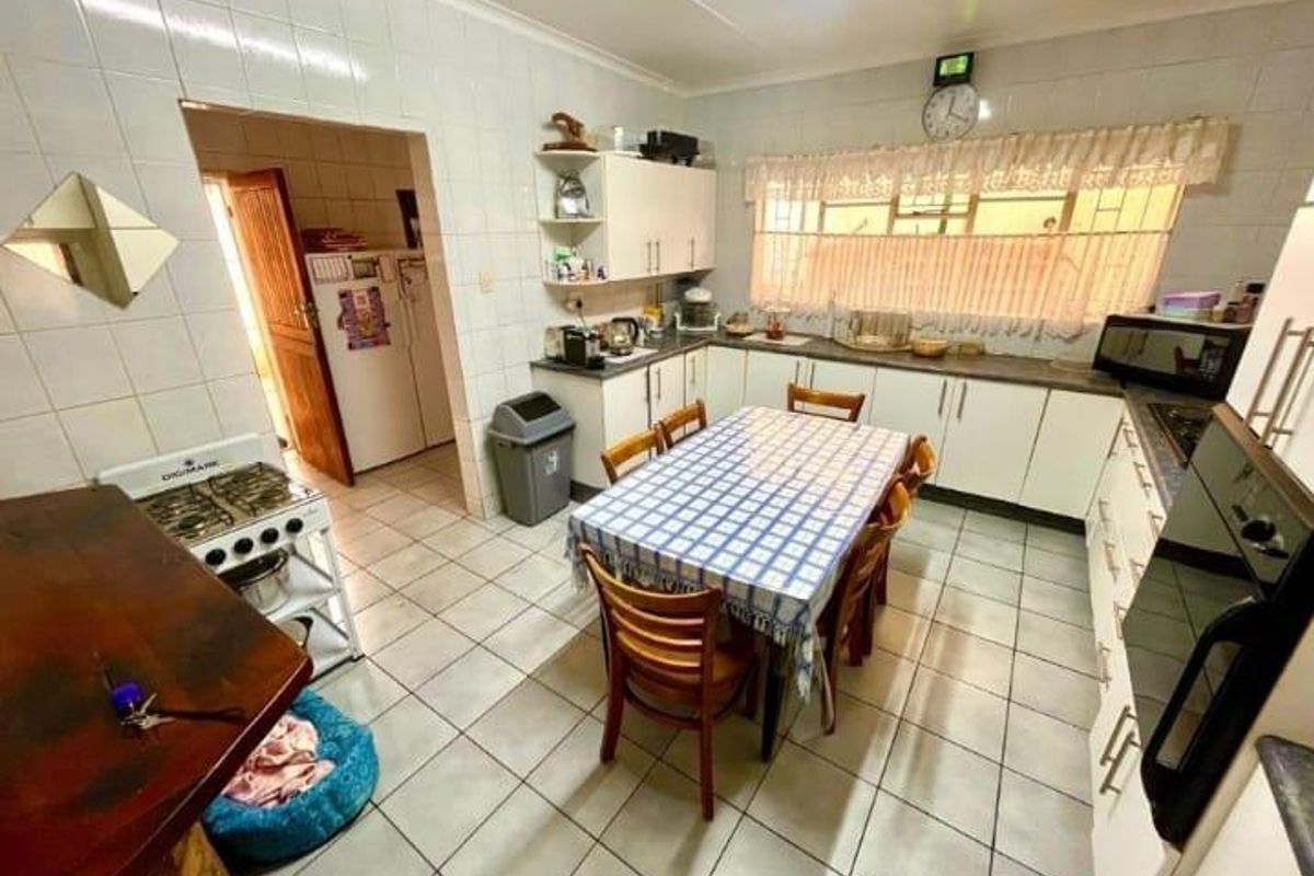 4 Bedroom House for Sale in Alan Manor - Photo 4