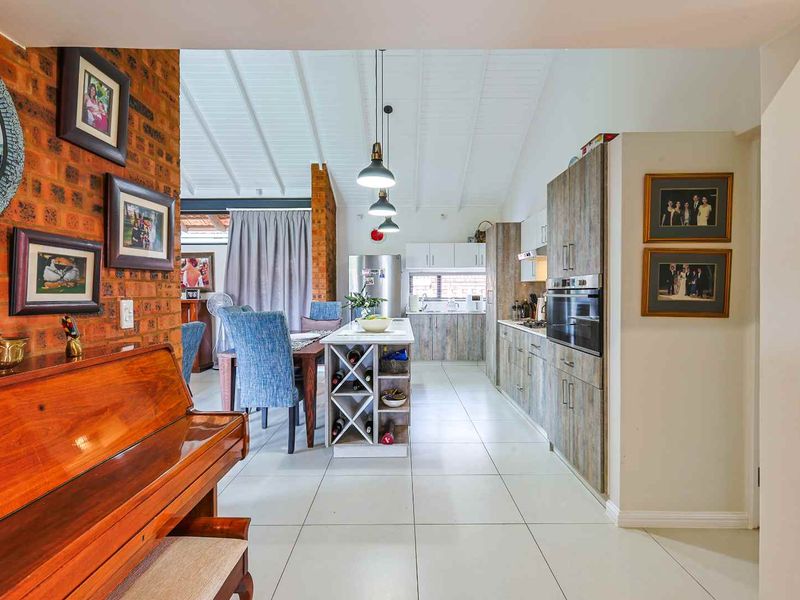 Stunning 2 Bedroom View Unit in The Retreat - Photo 6