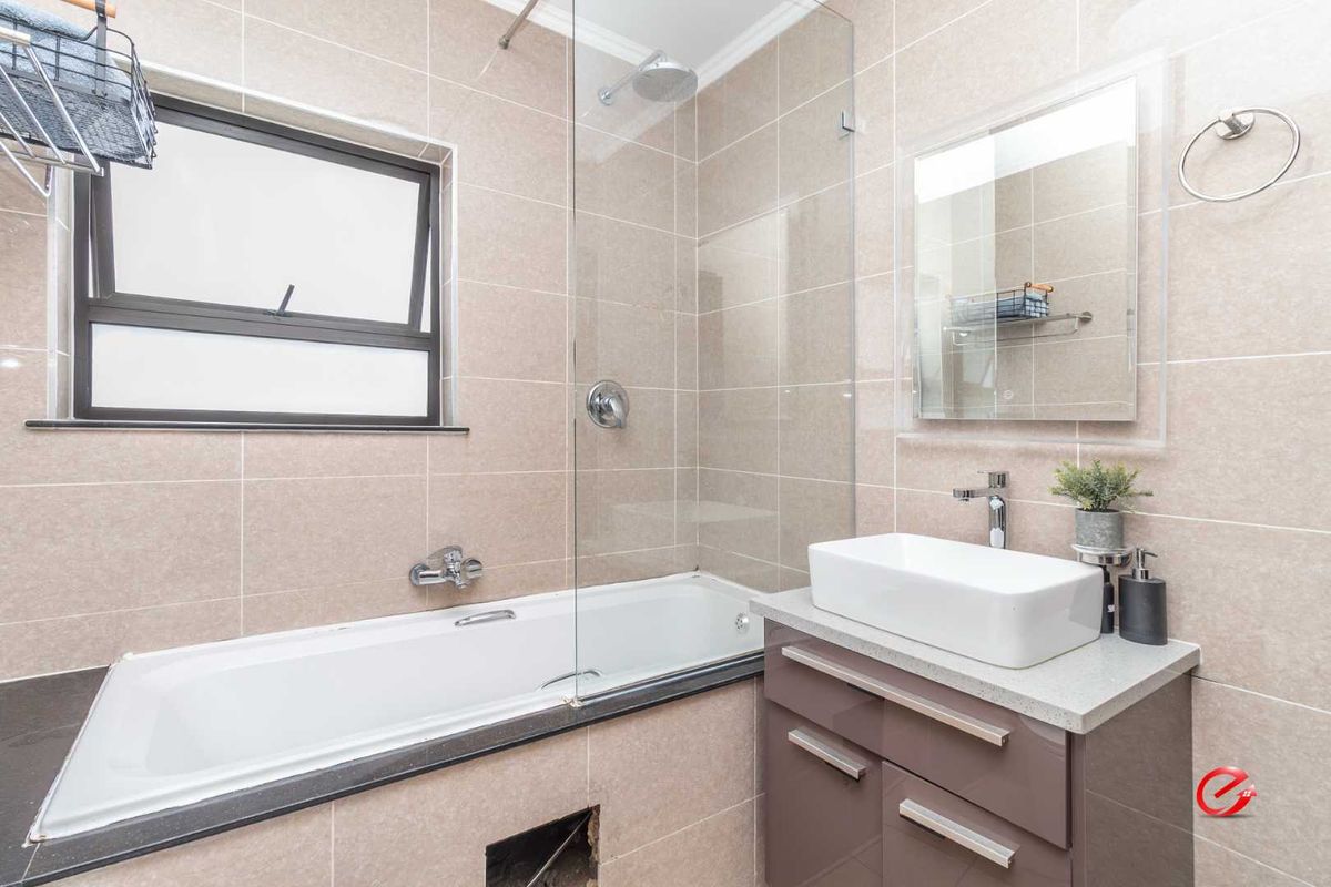 Apartment Close To Travel Links - Photo 3