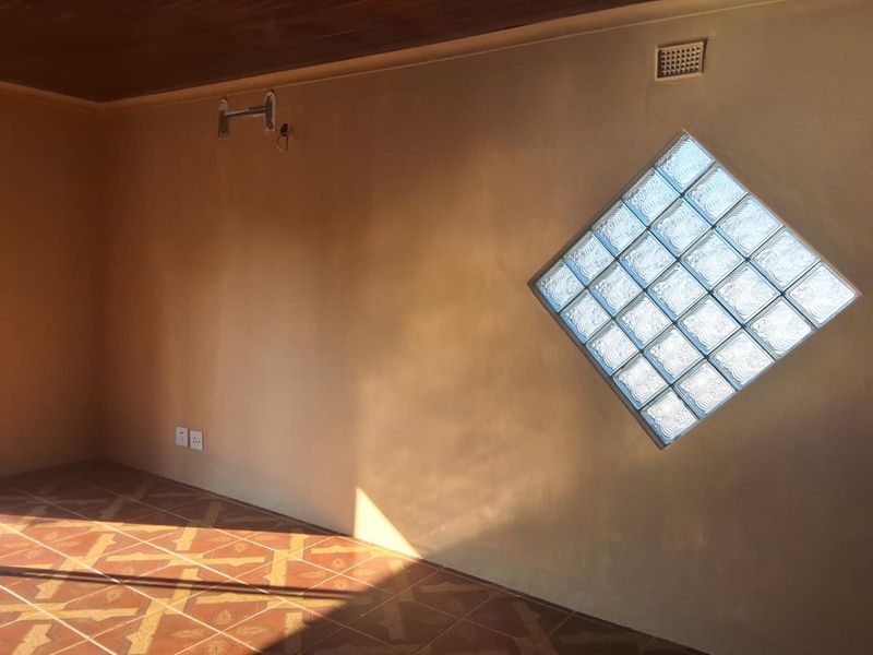 Spacious Five-Bedroom Family Home in Established Veld En Vlei - Photo 5