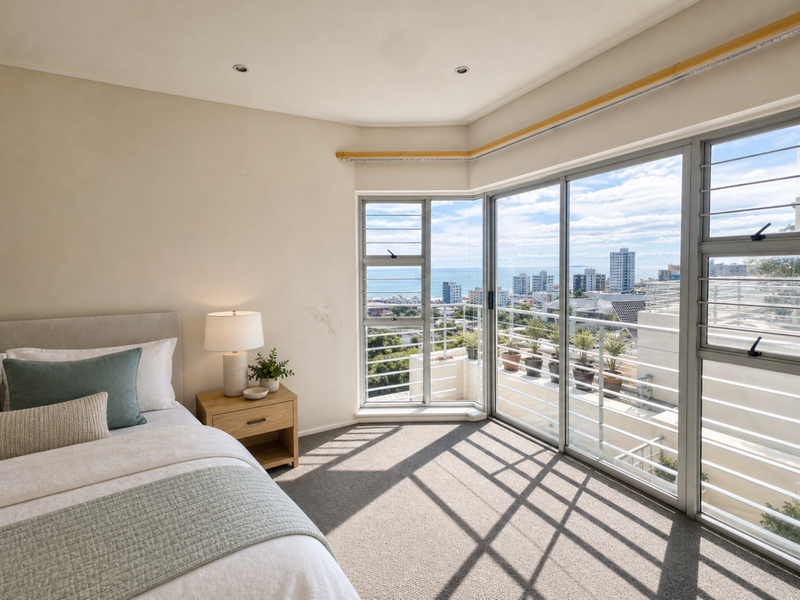 Upper Sea Point unfurnished corner apartment with sea views - Photo 1