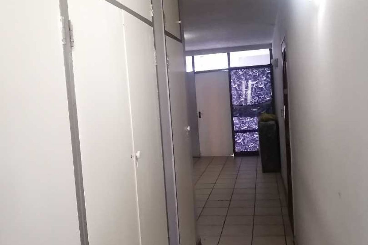 Spacious and Convenient Flat in the Heart of Sunnyside! - Photo 5