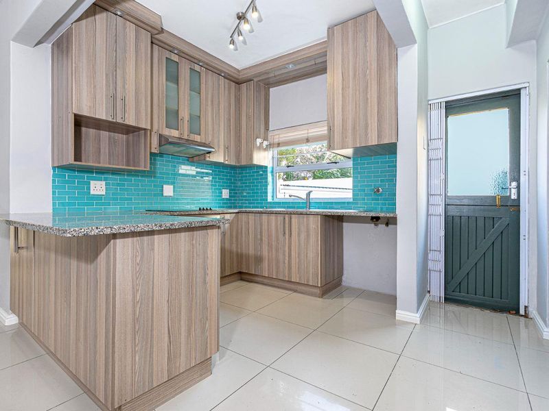 Rare two bed two bath ground floor apartment modern designed - Photo 2