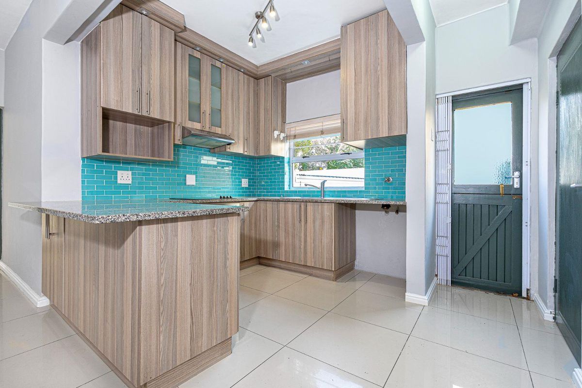 Rare two bed two bath ground floor apartment modern designed - Photo 2