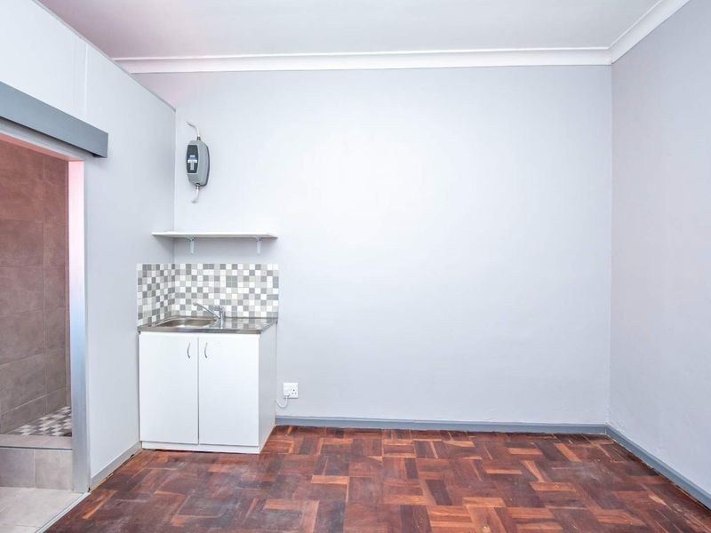 Bachelor Apartments - Close To Public Transport - Photo 2