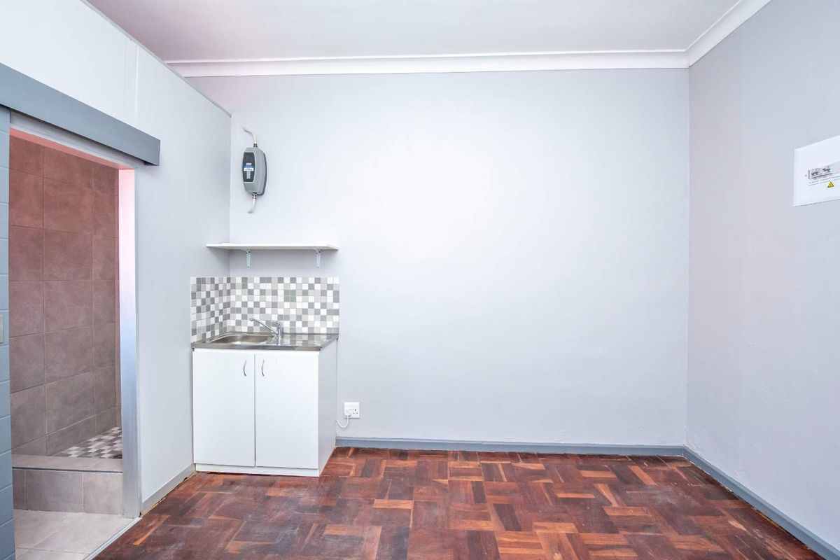 Bachelor Apartments - Close To Public Transport - Photo 2