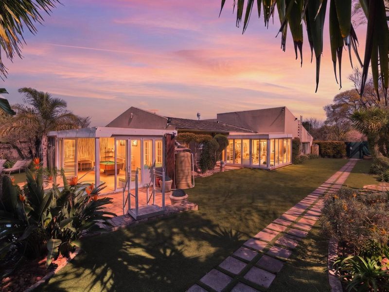 Self-Sufficient Northcliff Home with Solar, Pool, Jacuzzi and 2-Bed Flatlet/Teenagers Pad.