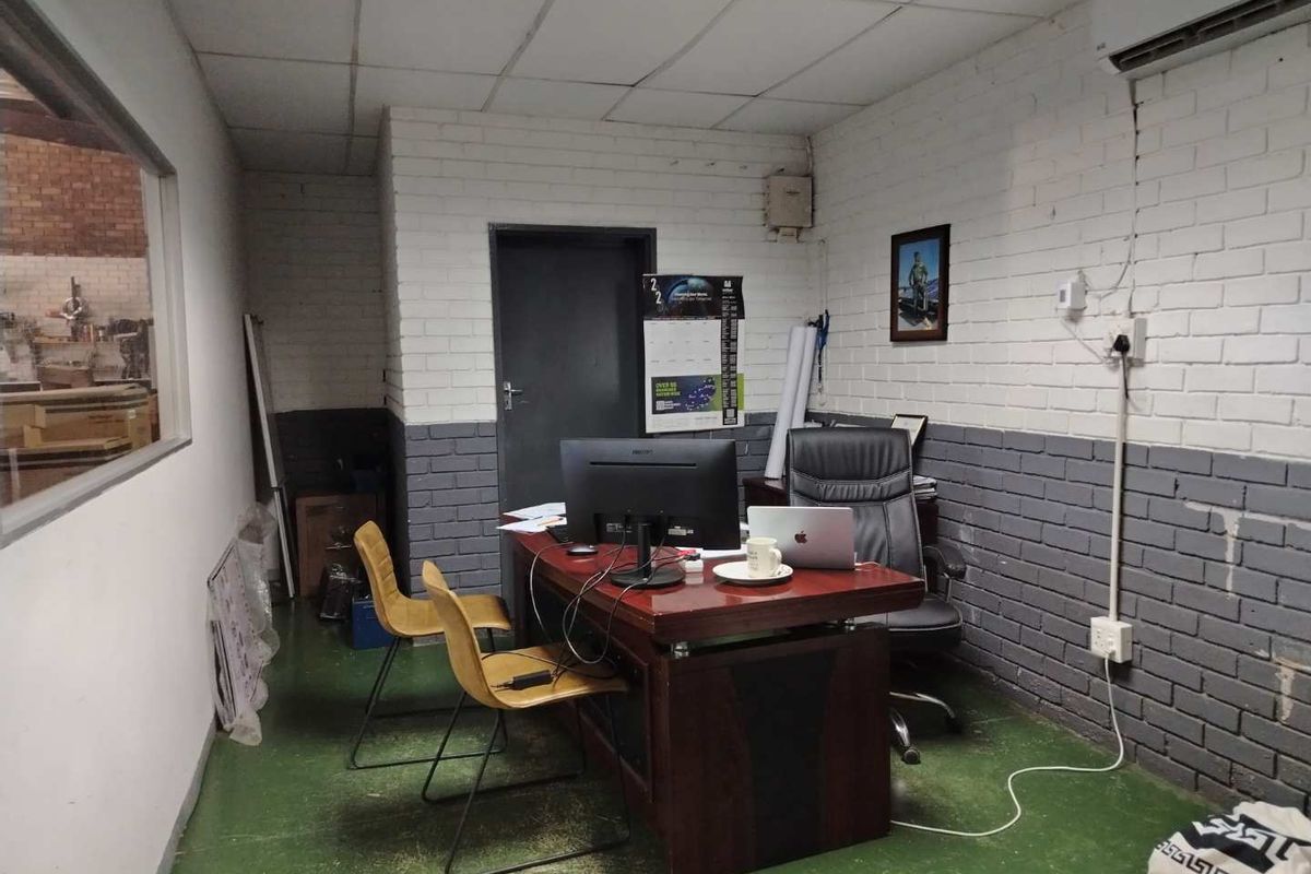 Prime Warehouse Lease in Alrode South: Elevate Your Business! - Photo 3