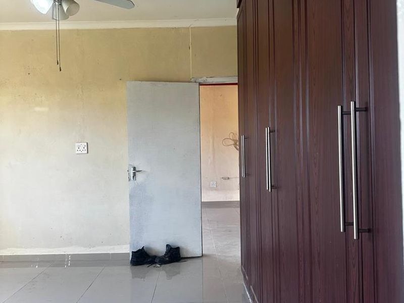 Spacious 3-Bedroom Family Home with Garage, Carport and Additional Accommodation - Photo 9