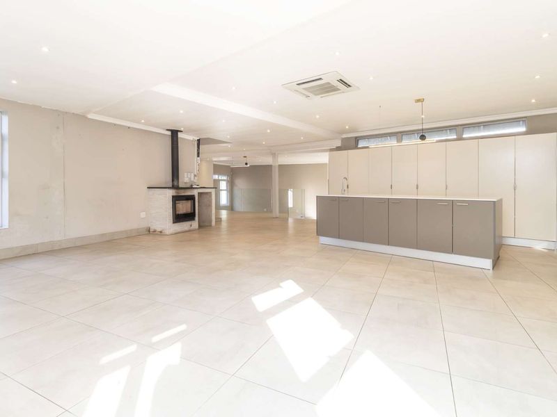 Embrace Elegance : Spacious Home with Pool and Deck - Photo 4