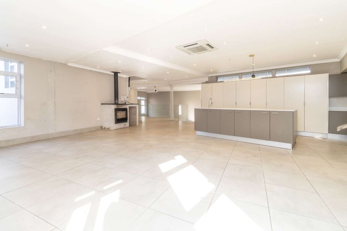 Embrace Elegance : Spacious Home with Pool and Deck - Photo 4