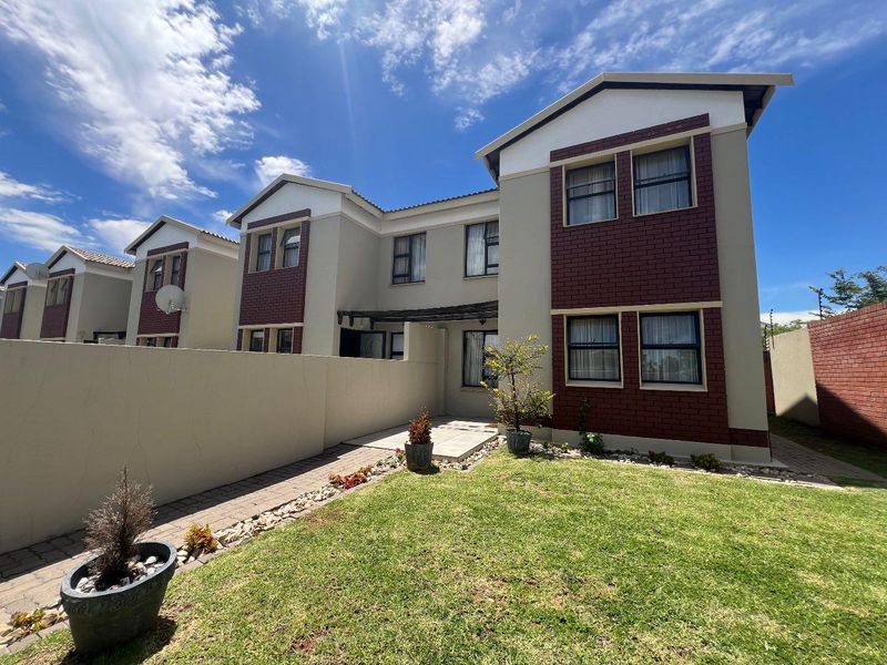 Beautiful, modern, and delightful  three-bedroom semi-detached duplex - Photo 2