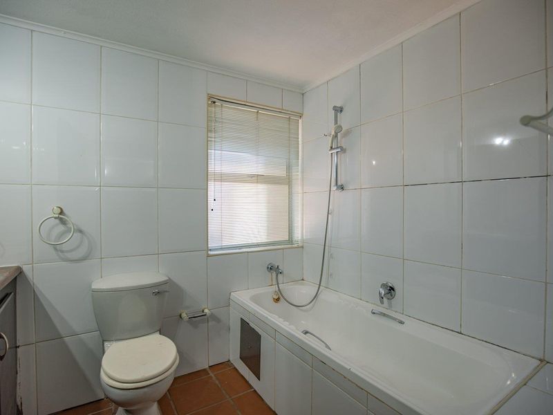 Magnificent 3 bedroom furnished Property in Waterkloof Ridge!  Ideal for an Embassy or Executive. - Photo 10