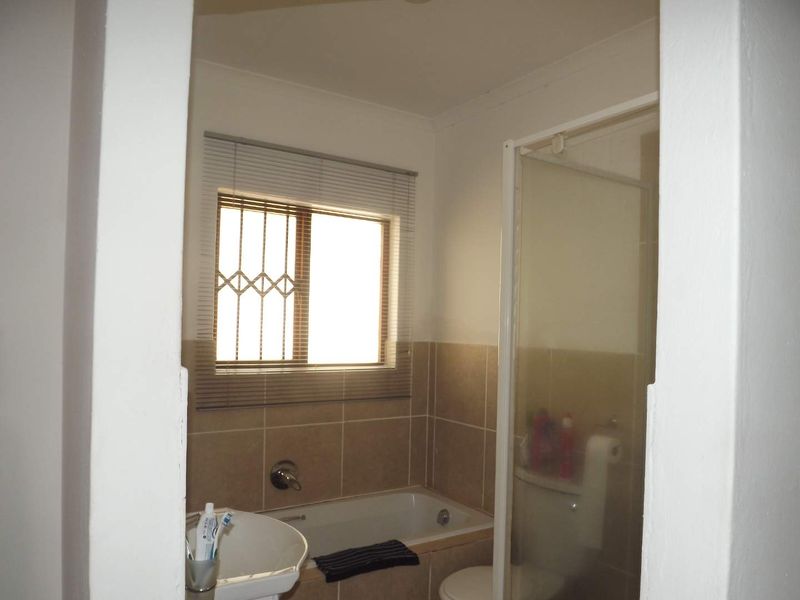 **Charming 3-Bedroom Freestanding Townhouse for Rent** - Photo 9