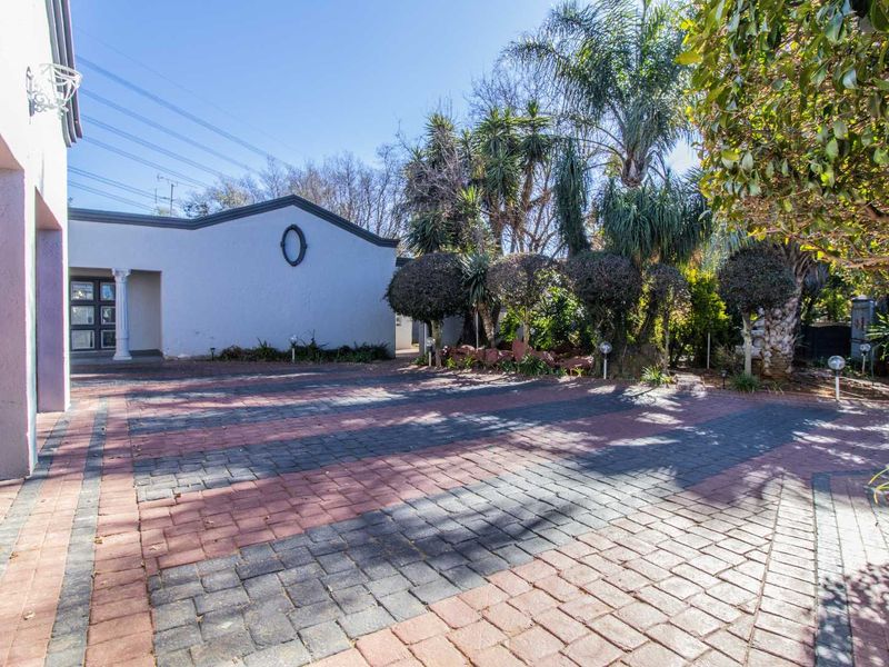 Spacious family home in the prestigious Alberante Estates - Photo 9