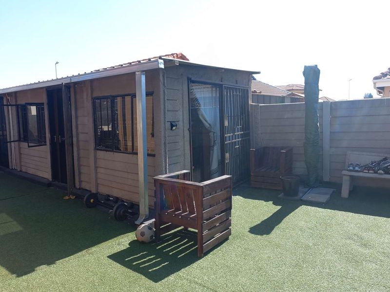 A MODERN HOUSE - Photo 9